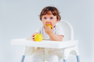 Tips Memilih Camilan MPASI Sehat untuk Anak