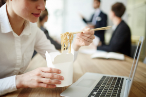 Sering Lapar Saat Jam Ngantor? Yuk Usir Lapar dengan Cara Ini